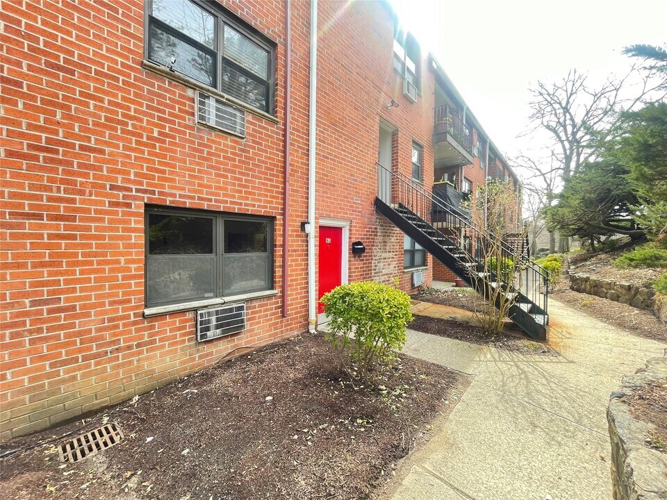 51 Fieldstone Dr in Hartsdale, NY - Building Photo