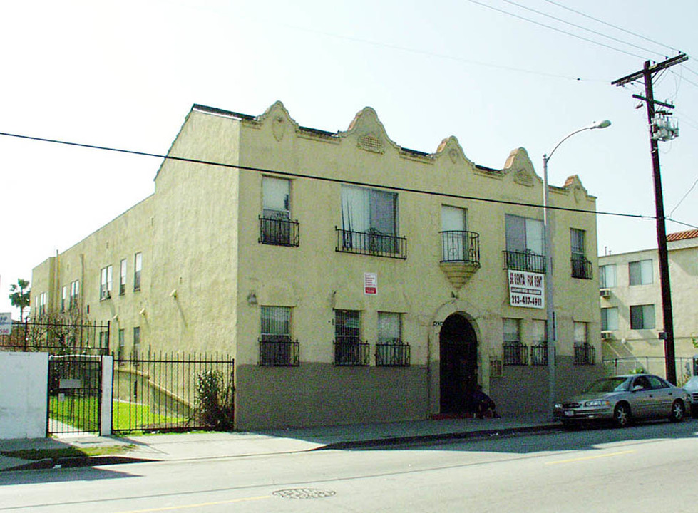 4234 Montclair St in Los Angeles, CA - Building Photo