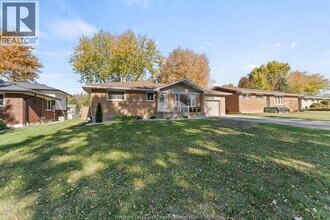 98 Commissioner Dr in Kingsville, ON - Building Photo - Building Photo