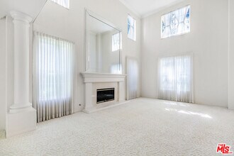 24901 Vista Verenda in Los Angeles, CA - Building Photo - Building Photo