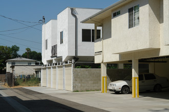 320 W Valencia Ave in Burbank, CA - Building Photo - Building Photo