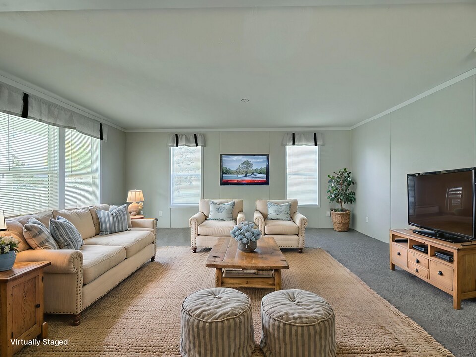 29909 Flushing Dr in New Baltimore, MI - Foto de edificio