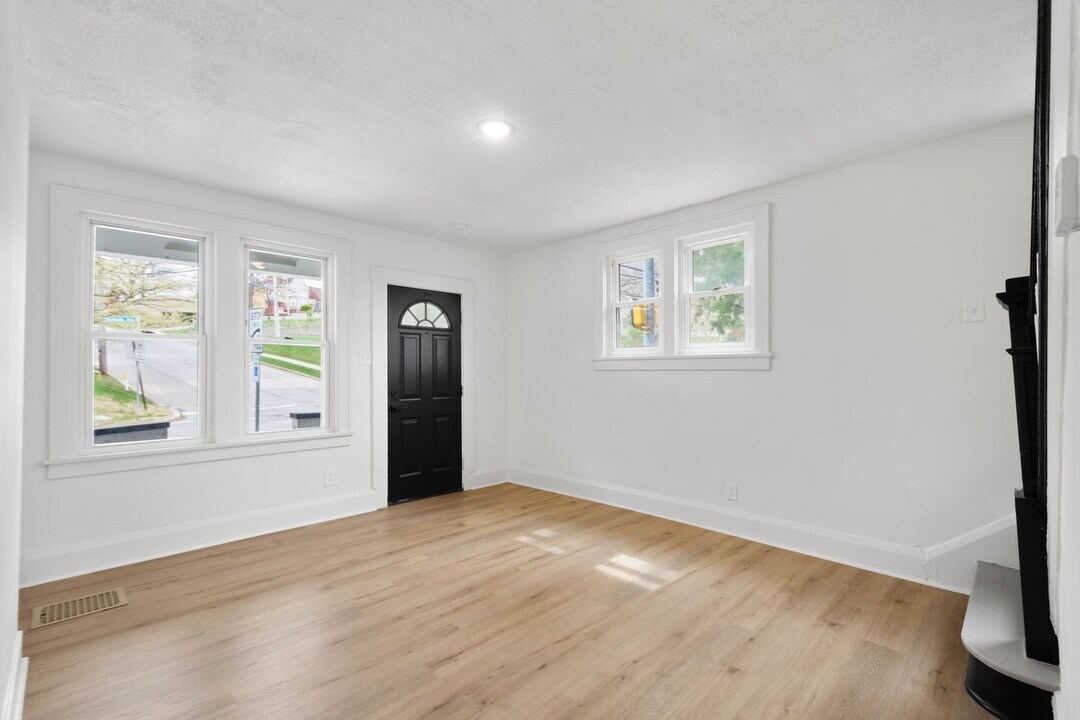 1117 McNeilly Ave in Pittsburgh, PA - Building Photo