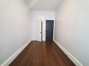 66 W 18th St, Unit 2F in Bayonne, NJ - Foto de edificio - Building Photo