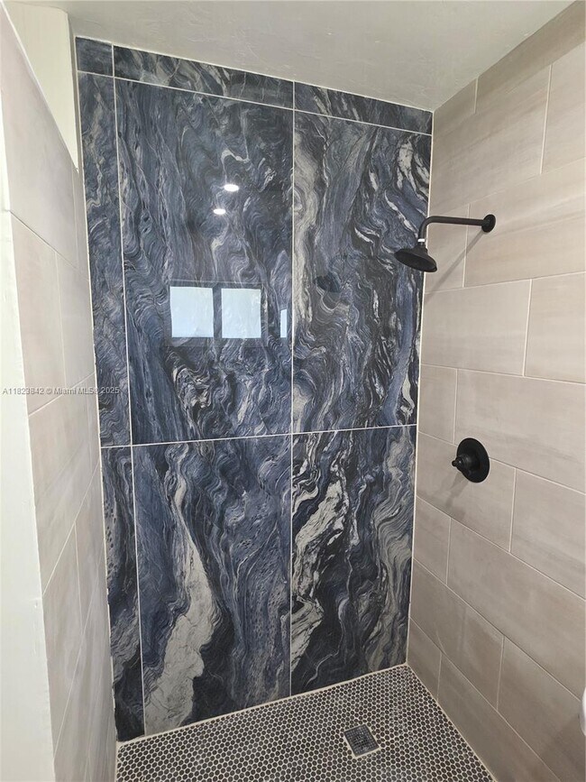 120 NE 10th Ave in Hallandale Beach, FL - Building Photo - Building Photo