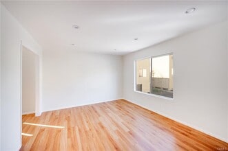 7727 Vía Napoli in Burbank, CA - Building Photo - Building Photo