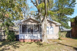 702 NW 2 Ave in Gainesville, FL - Building Photo