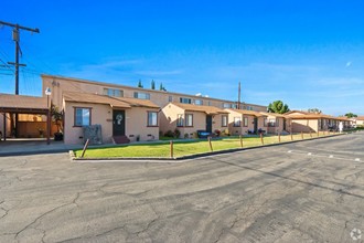 Casitas Alondra in Bellflower, CA - Foto de edificio - Building Photo