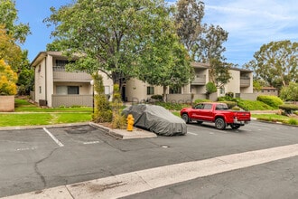 9175 Campina Dr, Unit 30 in La Mesa, CA - Foto de edificio - Building Photo