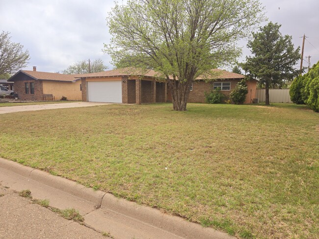 2004 Echols Ave in Clovis, NM - Building Photo - Building Photo