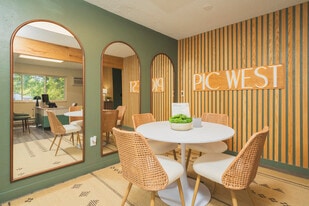 Piccadilly West in Toledo, OH - Building Photo