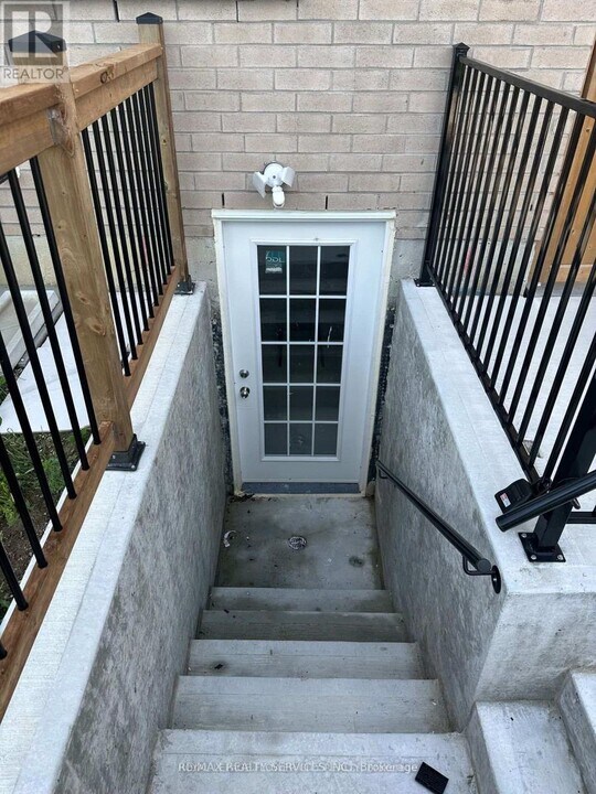 21 Divers Rd in Brampton, ON - Building Photo