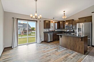 7713 Lambert Cir NE in Otsego, MN - Foto de edificio - Building Photo