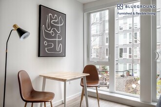2401 S Jackson St in Seattle, WA - Foto de edificio - Building Photo