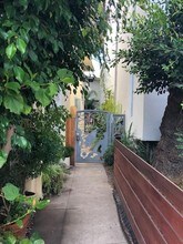 159 Hollister Ave, Unit 8 in Santa Monica, CA - Foto de edificio - Building Photo