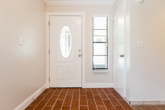 402 E Springtree Way in Lake Mary, FL - Foto de edificio - Building Photo