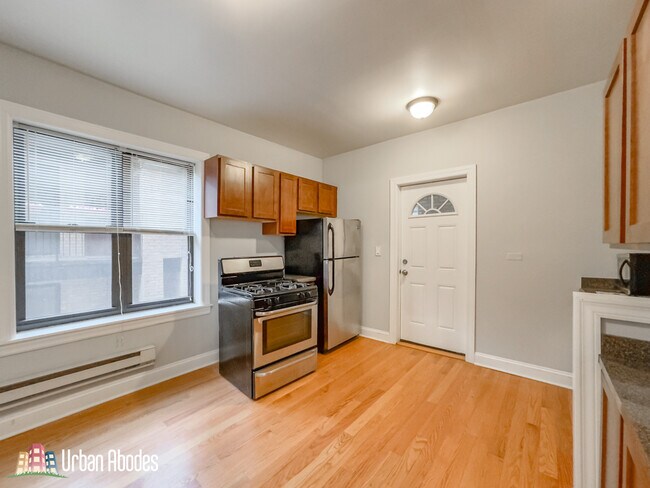 3748 N Pine Grove Ave, Unit M00B in Chicago, IL - Foto de edificio - Building Photo