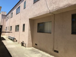 1047 N Sierra Bonita Ave in West Hollywood, CA - Building Photo - Building Photo