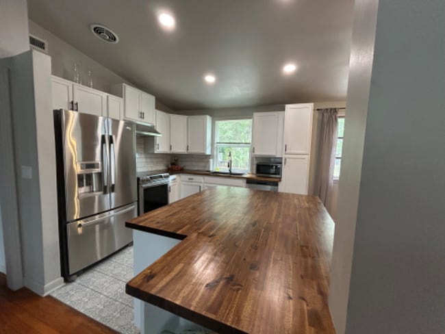 property at 7424 Roslyn Rd