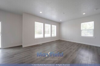 327 N Tidwell Dr. in North Salt Lake, UT - Foto de edificio - Building Photo