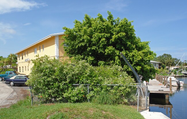 2400 NE 25th Pl in Fort Lauderdale, FL - Foto de edificio - Building Photo