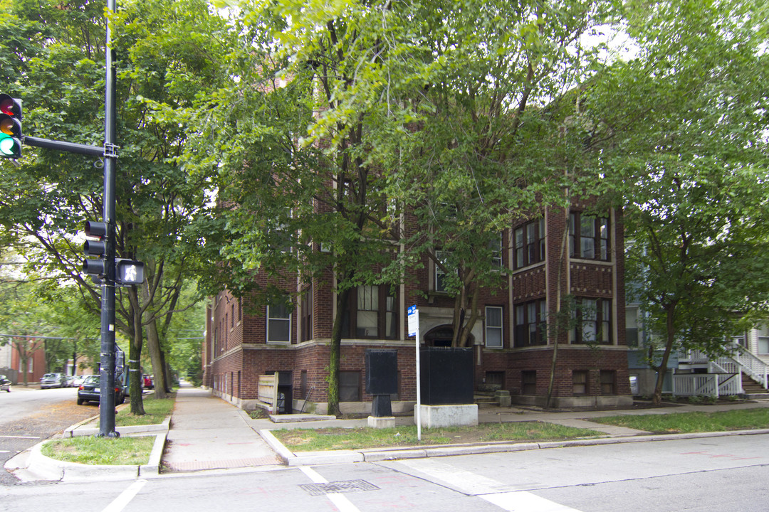 1901 W Addison St in Chicago, IL - Building Photo