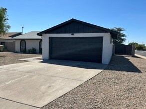 5651 W Sunnyslope Ln in Glendale, AZ - Foto de edificio - Building Photo