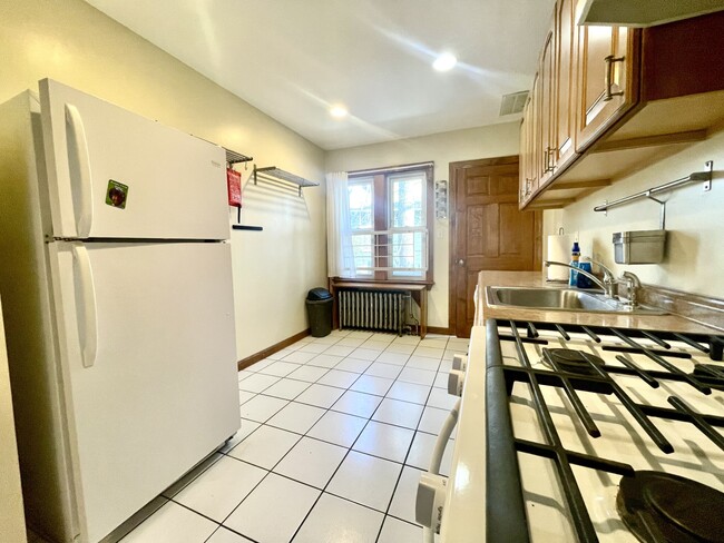 27 South Crescent Circuit, Unit A in Boston, MA - Building Photo - Building Photo