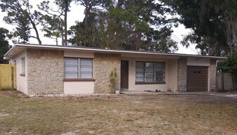 65 Lake Shore Dr in Palm Harbor, FL - Building Photo