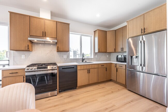 1204 W 37th Dr in Los Angeles, CA - Building Photo - Interior Photo