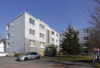 Blake Blvd. Apartments in Ottawa, ON - Building Photo - Building Photo