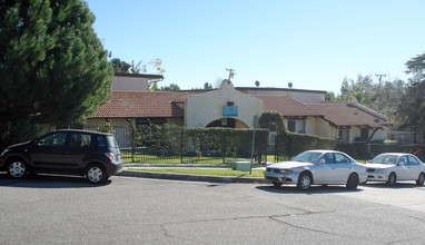 Las Brisas Apartments in San Bernardino, CA - Foto de edificio - Building Photo