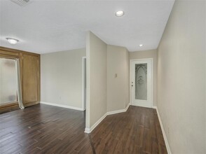 8005 Oakwood Forest Dr in Houston, TX - Building Photo - Building Photo