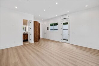 17175 Rayen St in Los Angeles, CA - Foto de edificio - Building Photo
