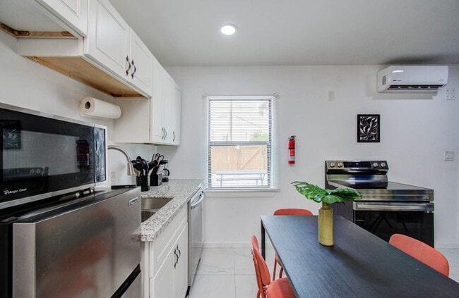 6400 Sherman St in Houston, TX - Building Photo - Building Photo