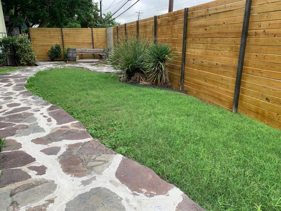 2710 S 1st St in Austin, TX - Building Photo