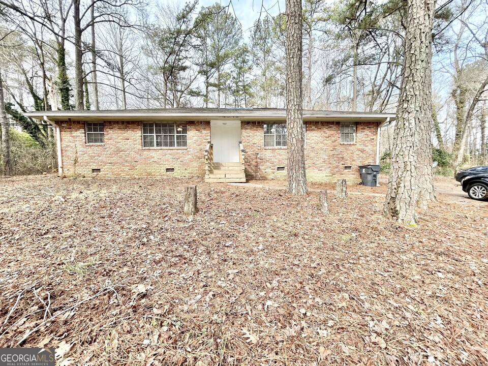 6496 Raymond Dr in Union City, GA - Building Photo