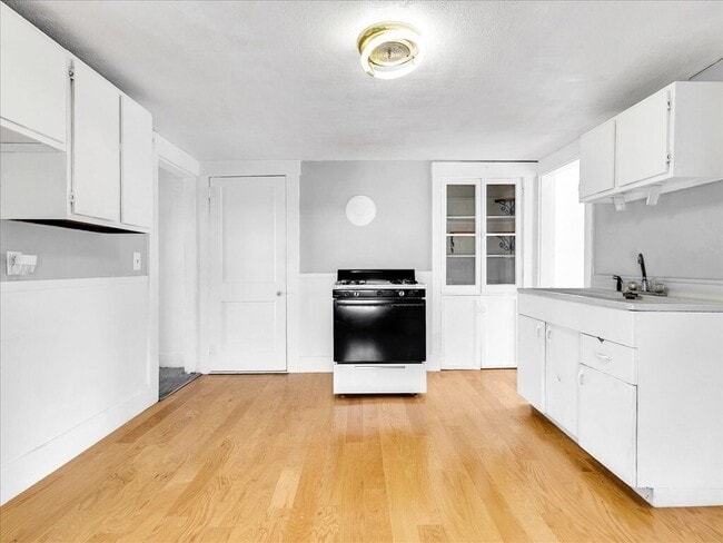 16 Kilby St, Unit 3 in Woburn, MA - Foto de edificio - Building Photo