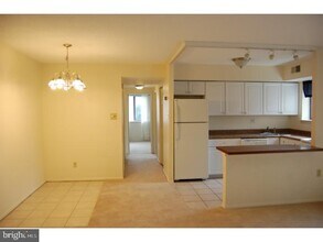 1015 Valley Dr in West Chester, PA - Building Photo - Building Photo