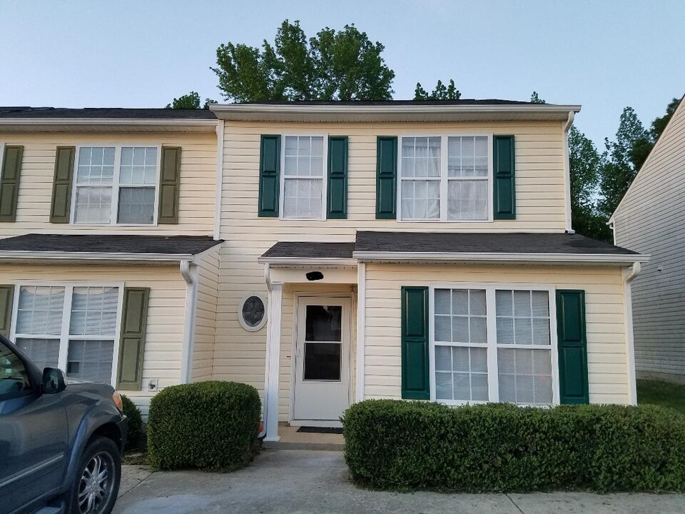 180 Anna St, Unit Room B (Upstairs Front Bedroom) in Lillington, NC - Building Photo