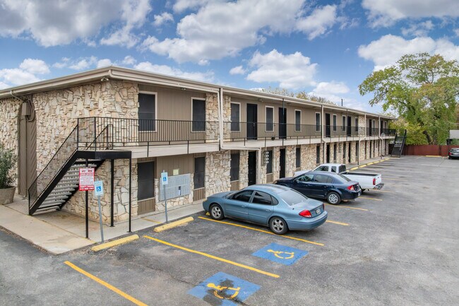 Aristocrat Apartments in San Antonio, TX - Foto de edificio - Building Photo