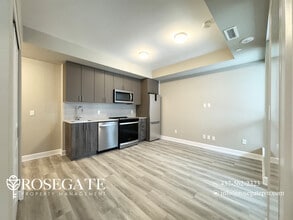 3240 William Coltson Ave in Oakville, ON - Building Photo - Building Photo