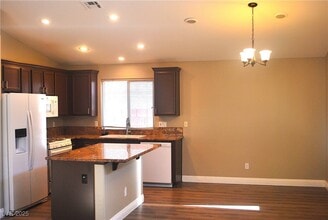 9955 Burton Lake Ct in Las Vegas, NV - Building Photo - Building Photo