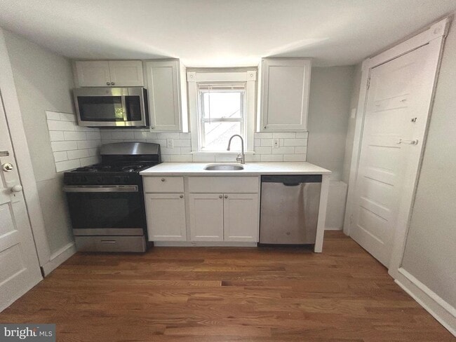 property at 709 W 19th St