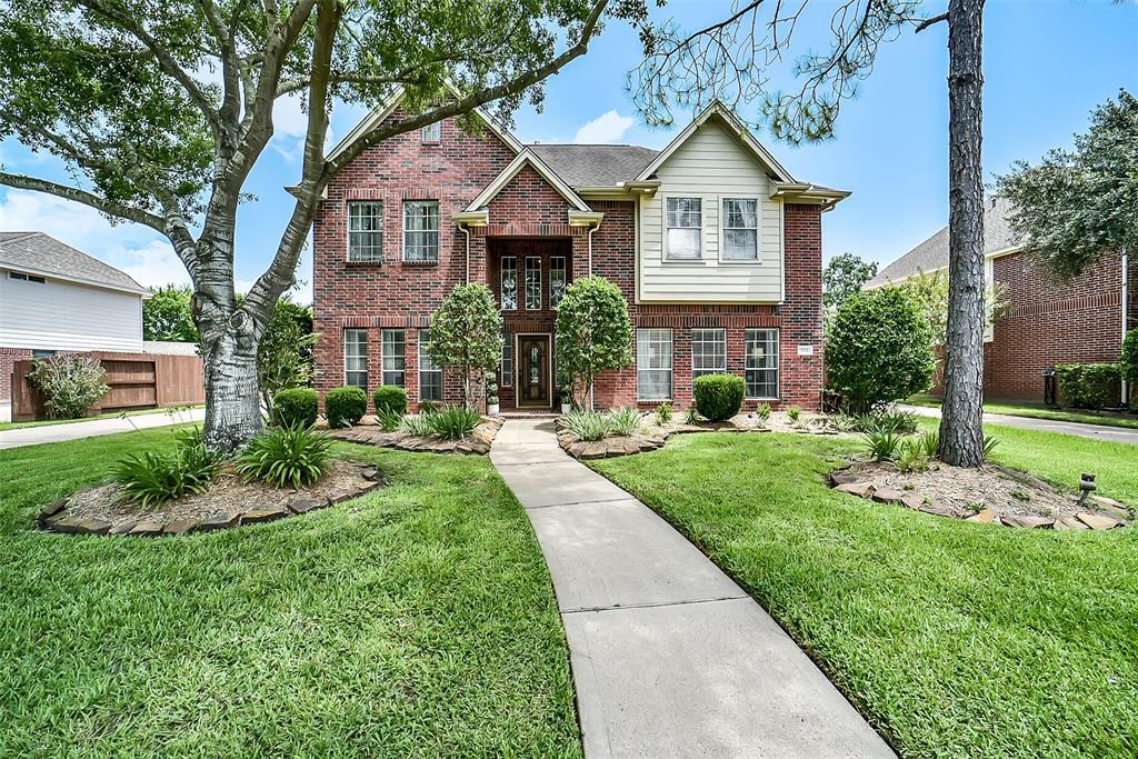 3711 Pinehurst Dr in Pearland, TX - Building Photo