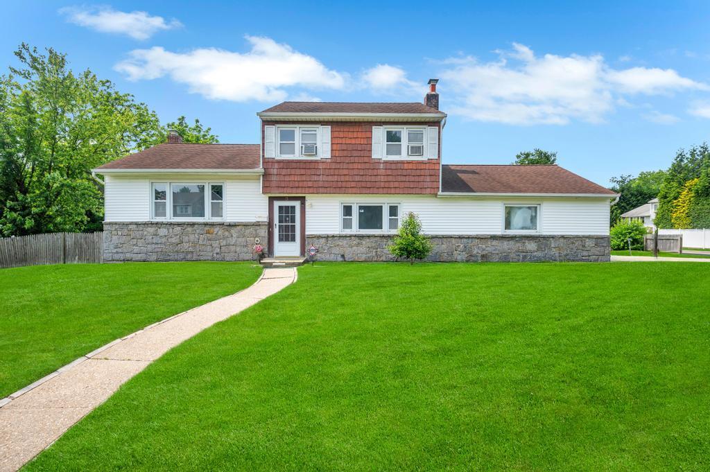 3 Melissa Ln in Old Bethpage, NY - Building Photo