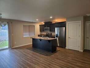 3020 NE Johnson St in Roseburg, OR - Building Photo - Building Photo