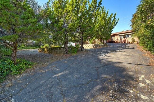 129 Russell Rd in Auburn, CA - Building Photo - Building Photo