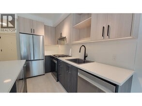 2002 St George St in Port Moody, BC - Building Photo - Building Photo
