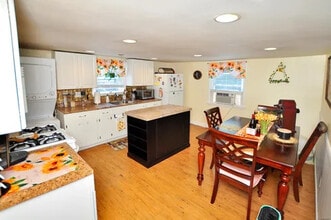 349 Naubuc Ave in Glastonbury, CT - Building Photo - Building Photo